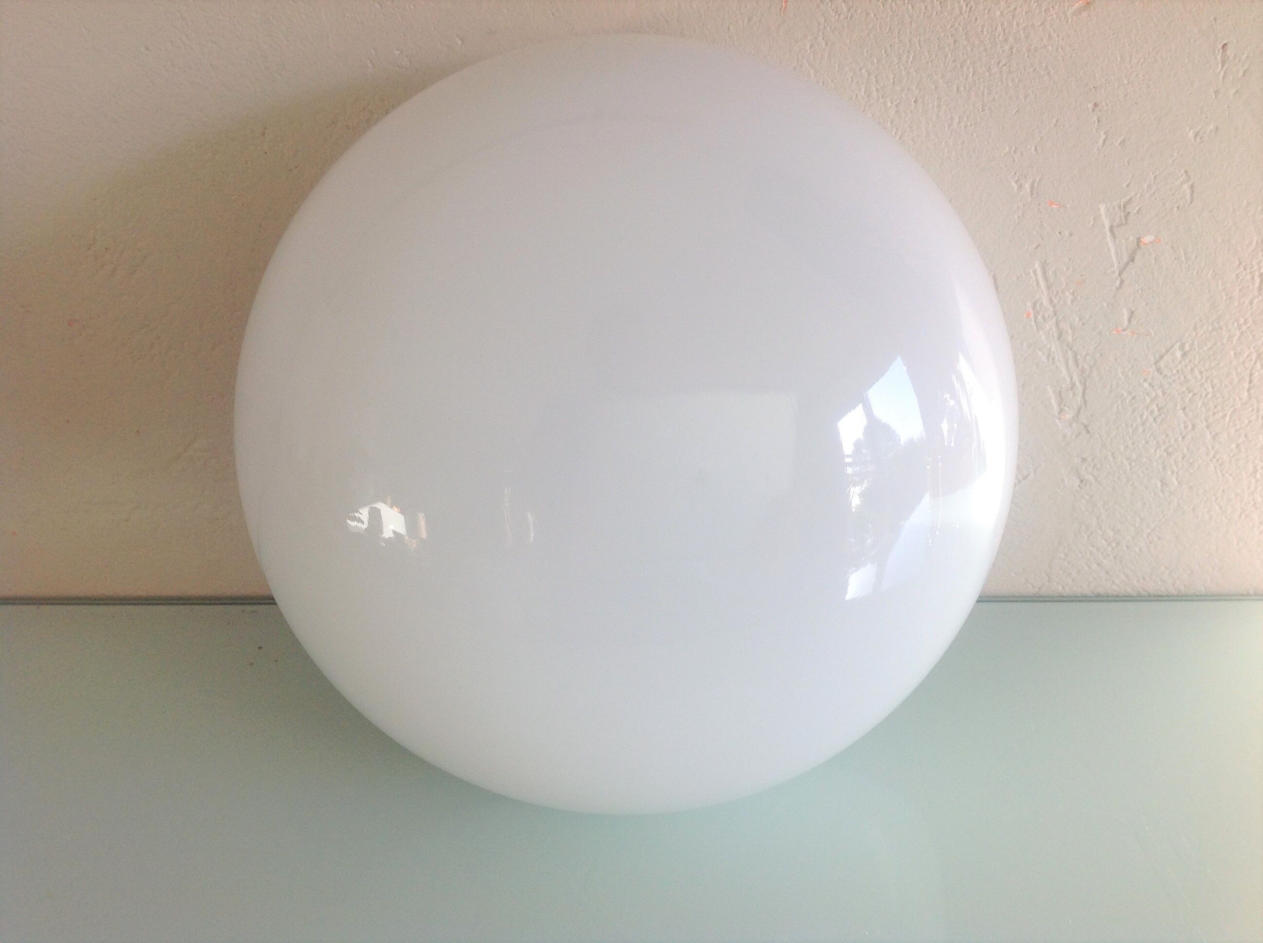 Plafonnier demi lune en opaline blanche années 60/70