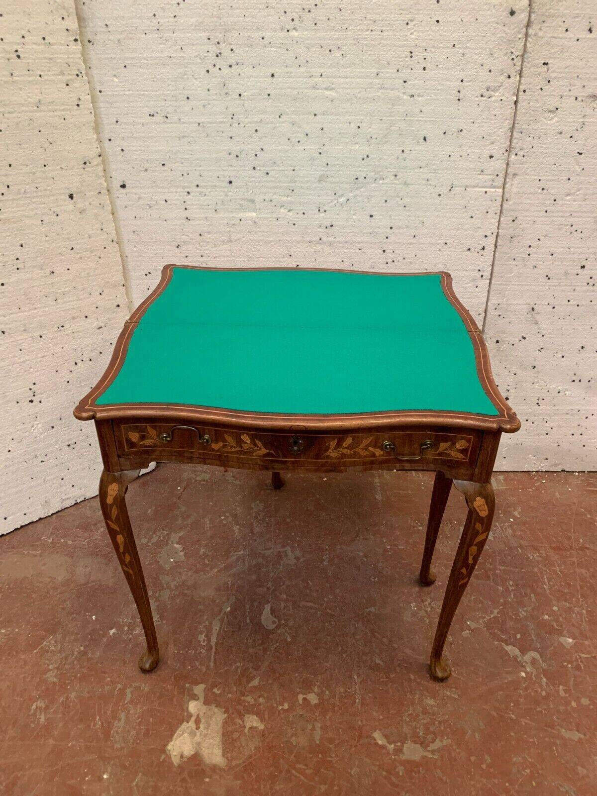 Table a jeu de style Louis XV en marqueterie Hollandaise XIX siècle Console