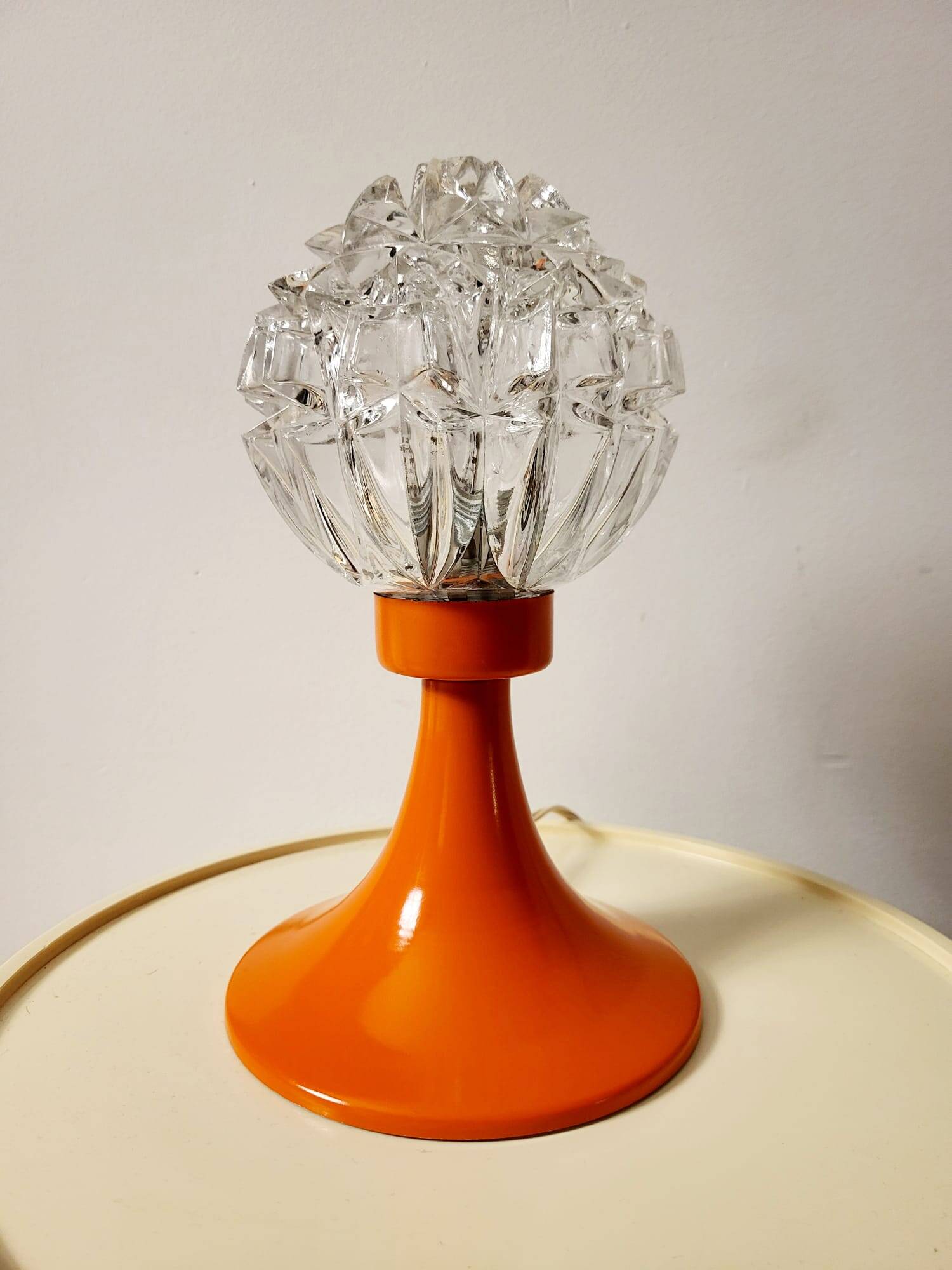 Vintage space age tafellamp uit de jaren 60 met lampenkap in glas