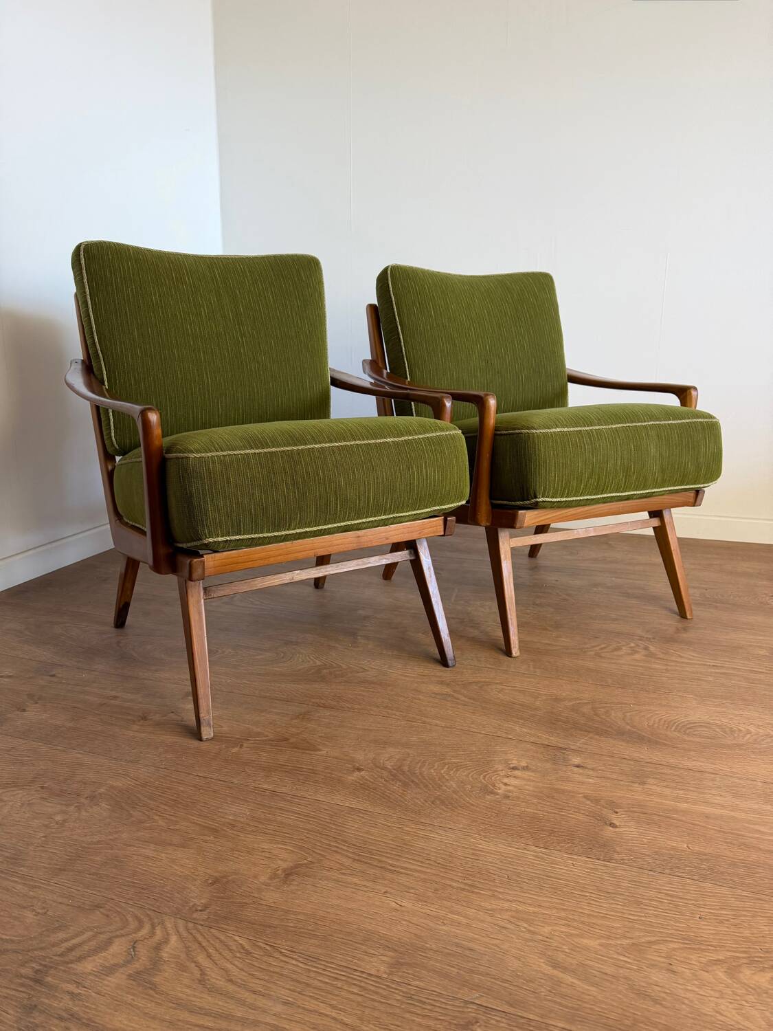 Paire de fauteuils vintage en bois et tissu
