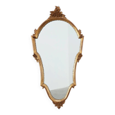 Miroir en bois doré de style Louis XVI du 20e siècle avec un fronton orné, France