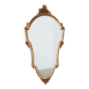 Miroir en bois doré de style Louis XVI du 20e siècle avec un fronton orné, France