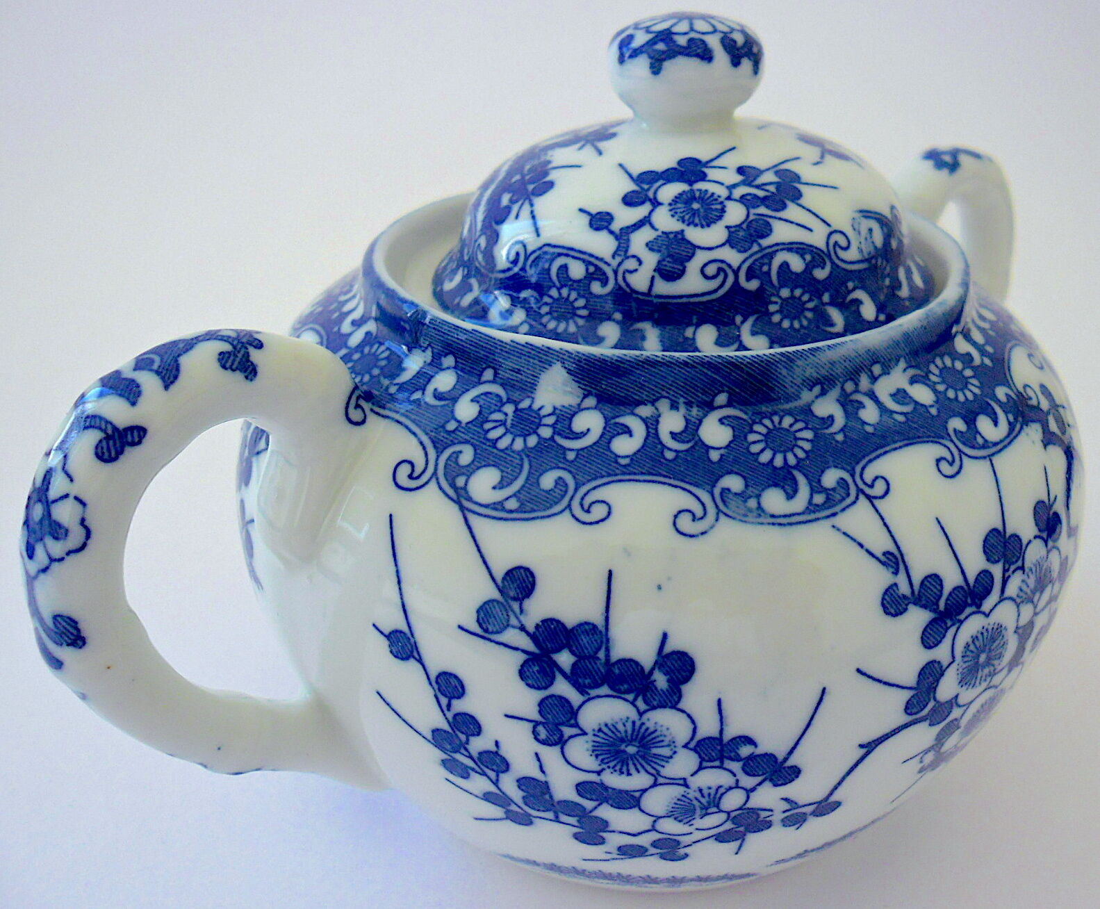 Covered sweetener with two handles in Japanese porcelain with blue camaïeu decoration