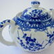 Covered sweetener with two handles in Japanese porcelain with blue camaïeu decoration