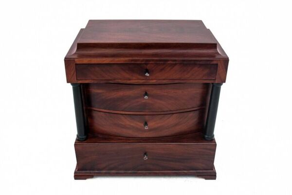 Commode ancienne, Europe du Nord, vers 1880. Après restauration.