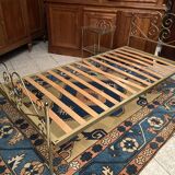 Lit une personne de style romantique en laiton avec table de chevet