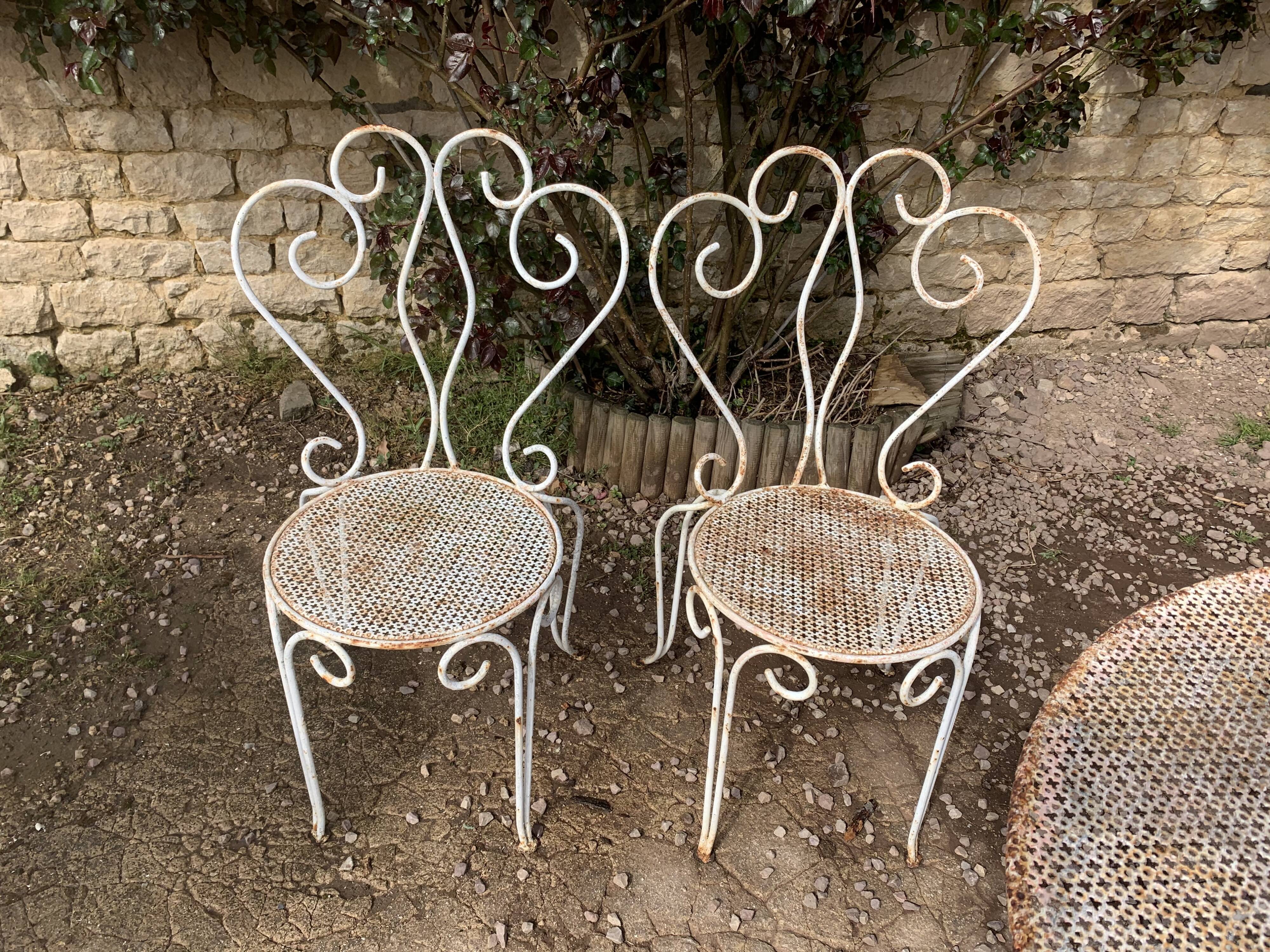 Salon de jardin blanc en fer forgé 2 chaises de jardin +  1 table