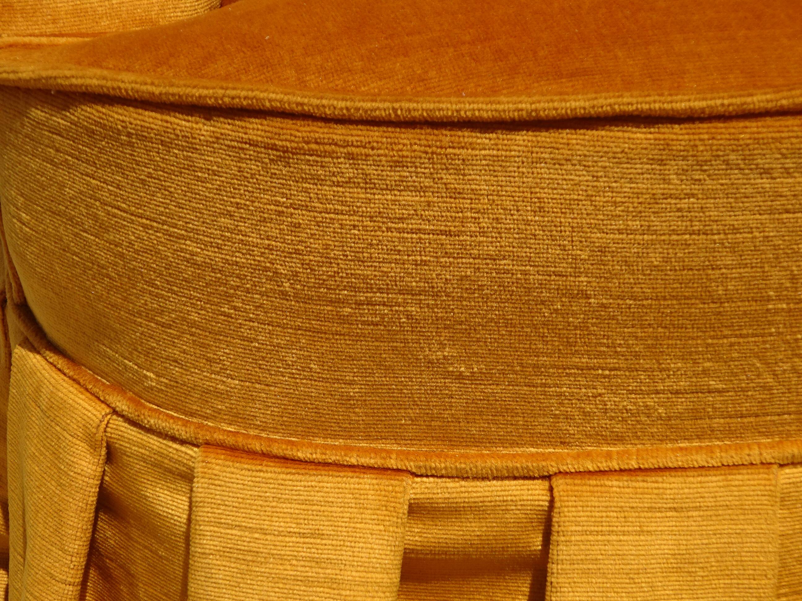 Fauteuil crapaud en velours jaune