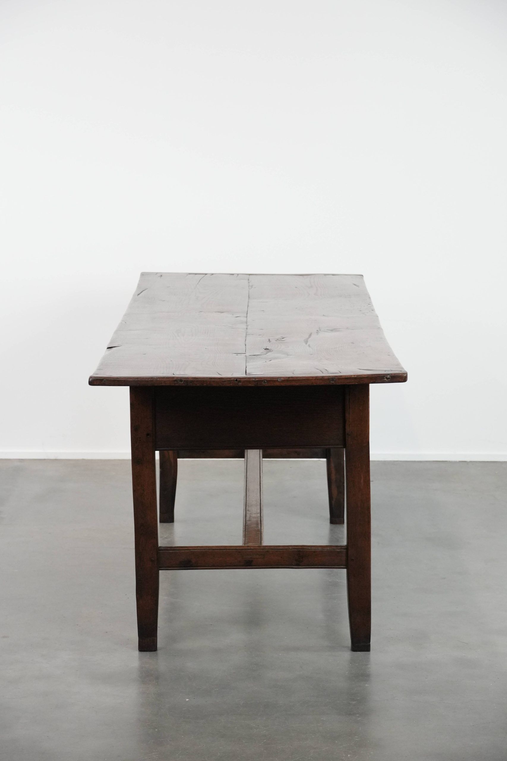 Antique English oak dining table from the 18th century for 4 to 6 people