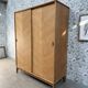Armoire vintage avec penderie et portes coulissantes, rénovée