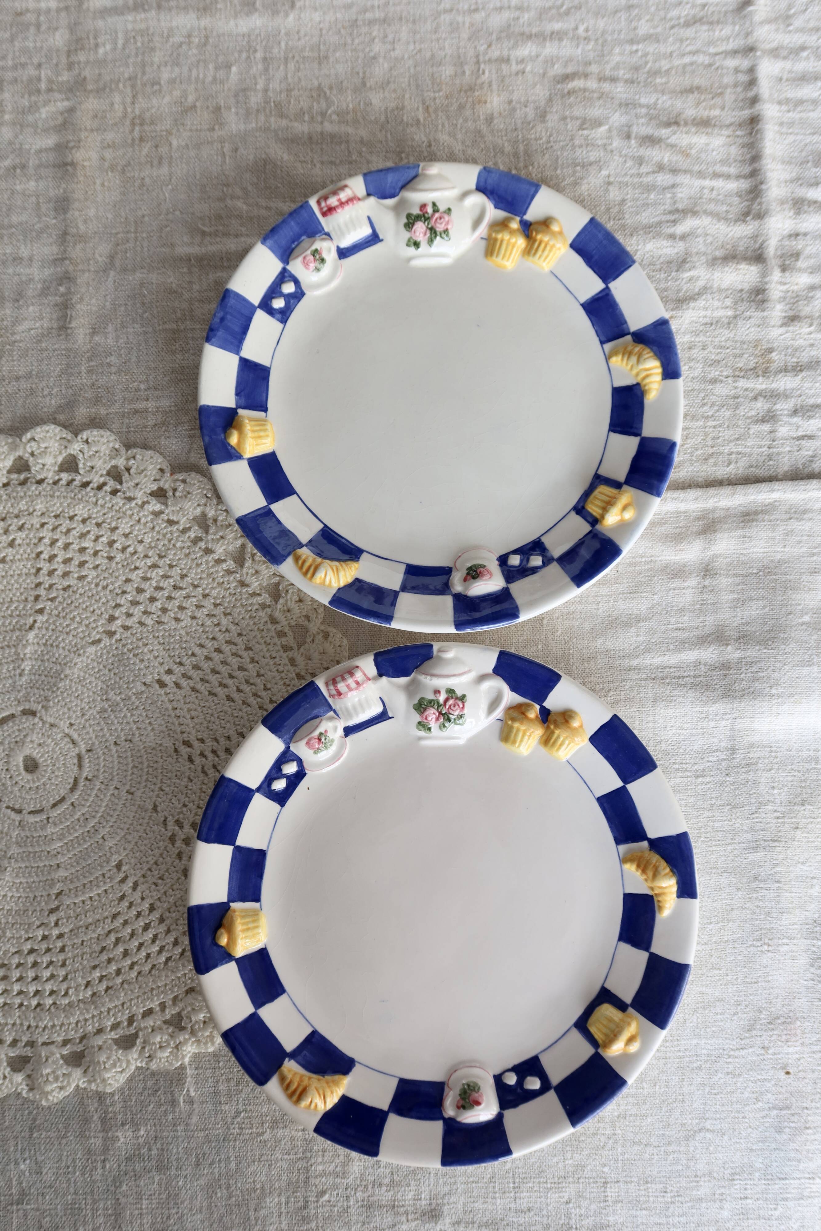 2 assiettes à dessert vintage en barbotine décor petit déjeuner