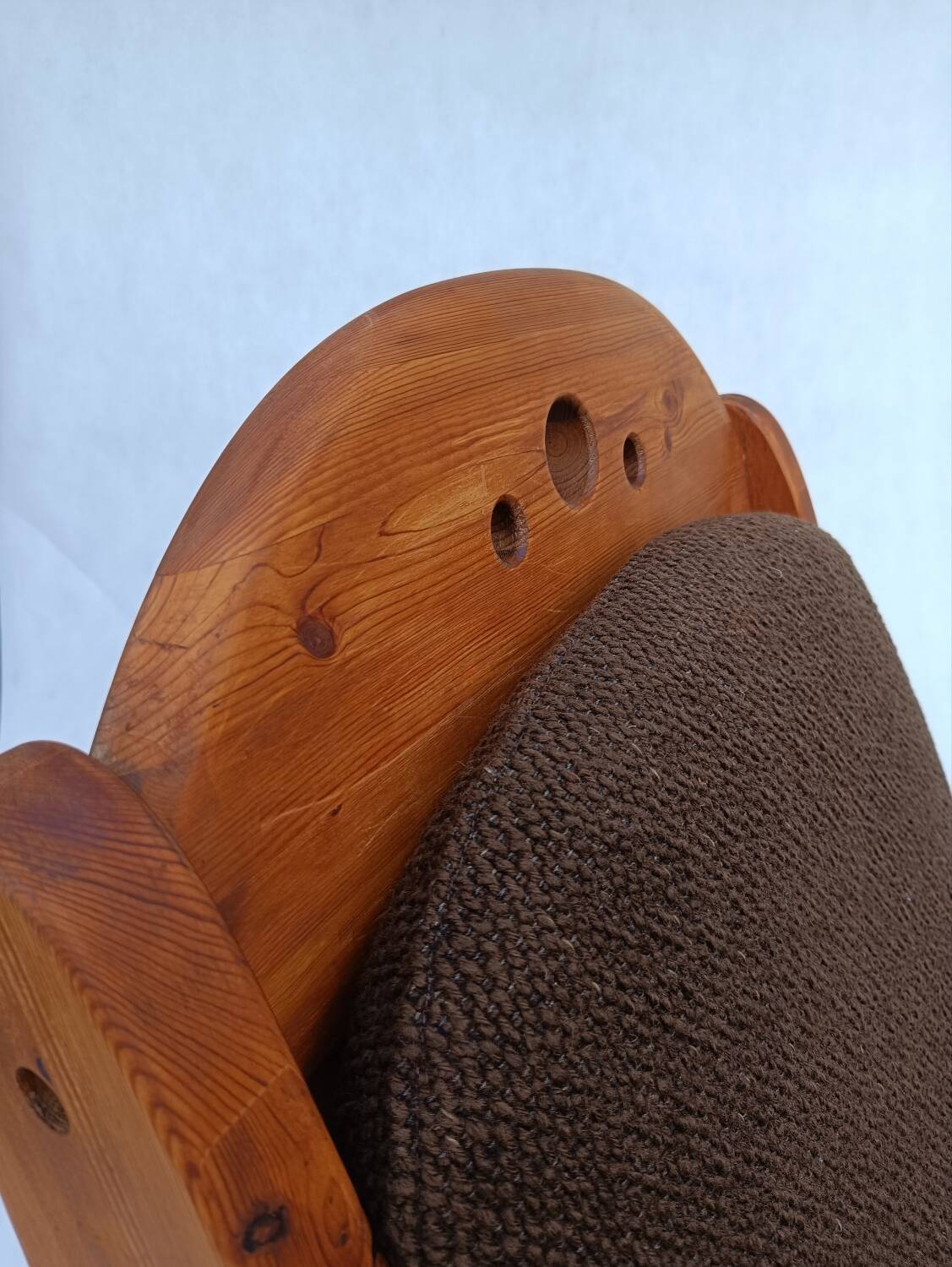 Fauteuil à bascule brutaliste en pin de wasa