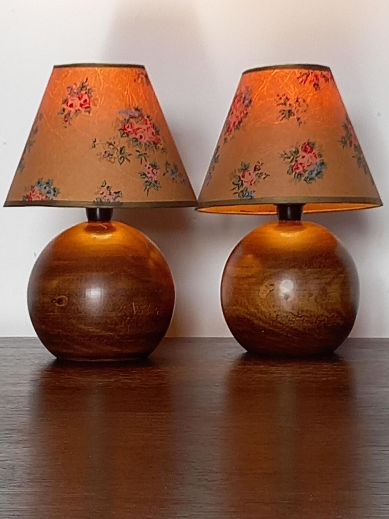 Paire de lampes boules en bois vintage