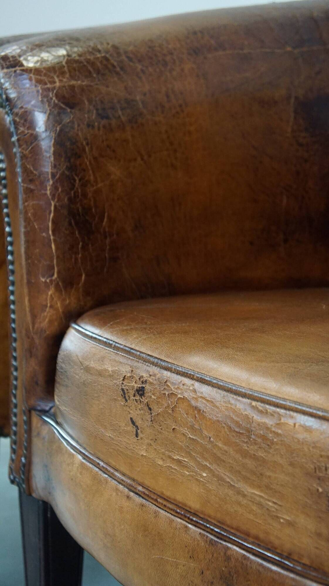 Set of 2 subtle, stately and sturdy club chairs made of sheepskin