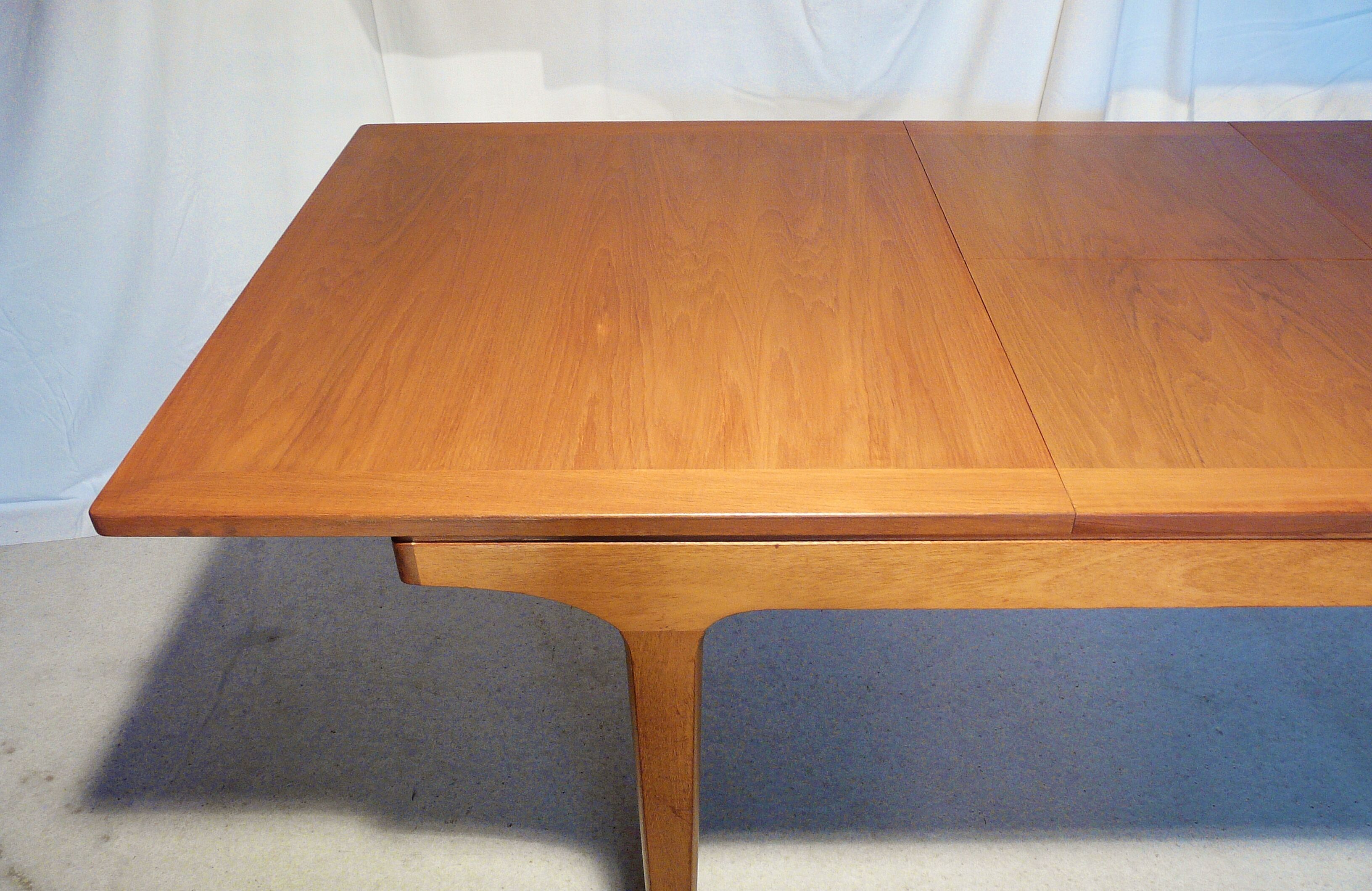 Scandinavian extendable rectangular table in blond teak