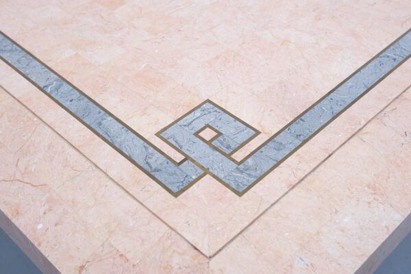 Table basse Robert Marcius en marbre rose tessellé et incrustations de laiton, années 1970