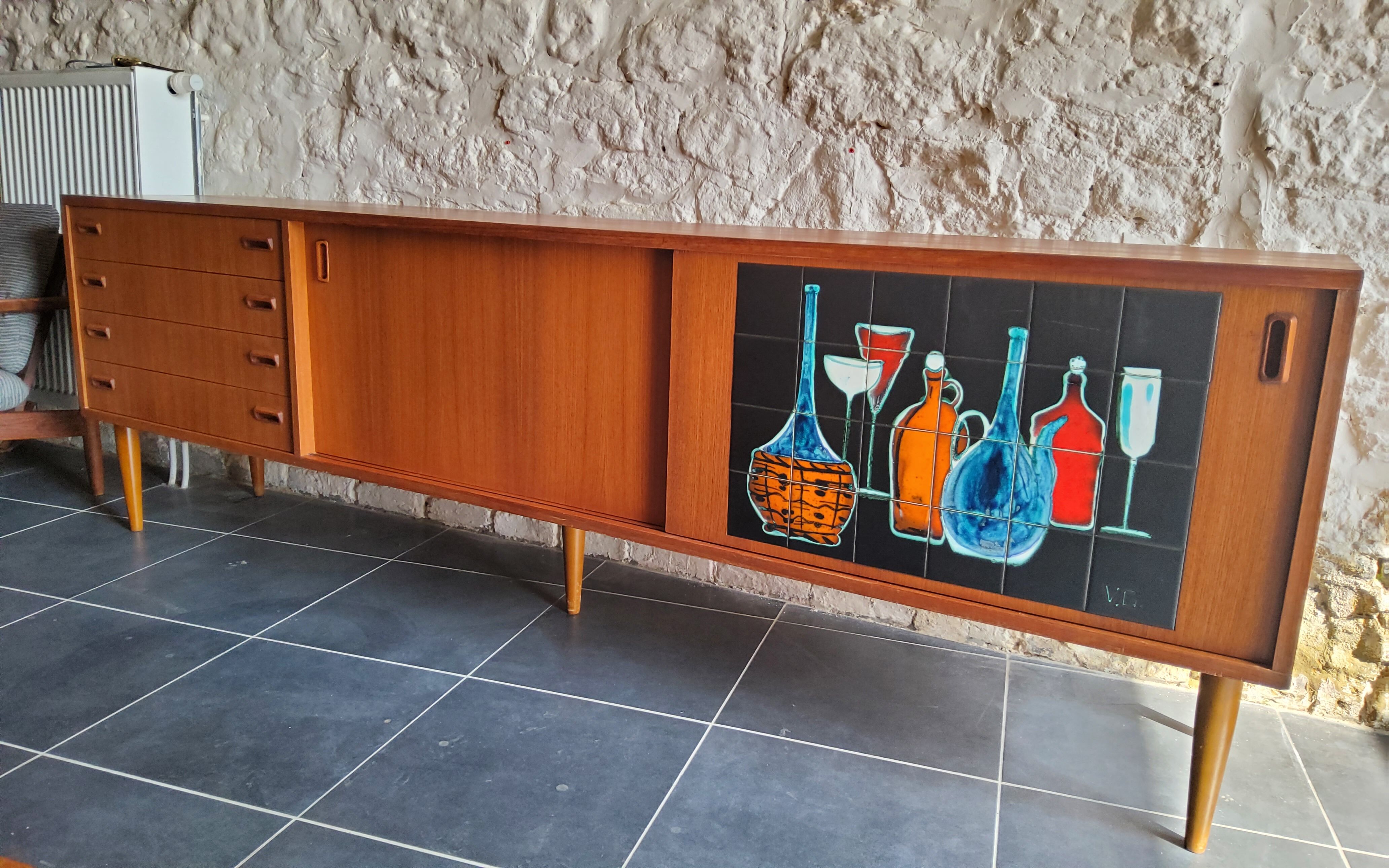 Vintage row with sliding doors and ceramic decoration