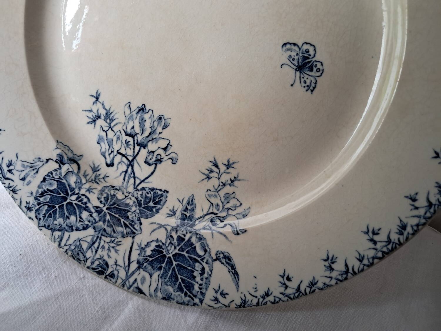 Round dish with cyclamen pattern, Gien porcelain