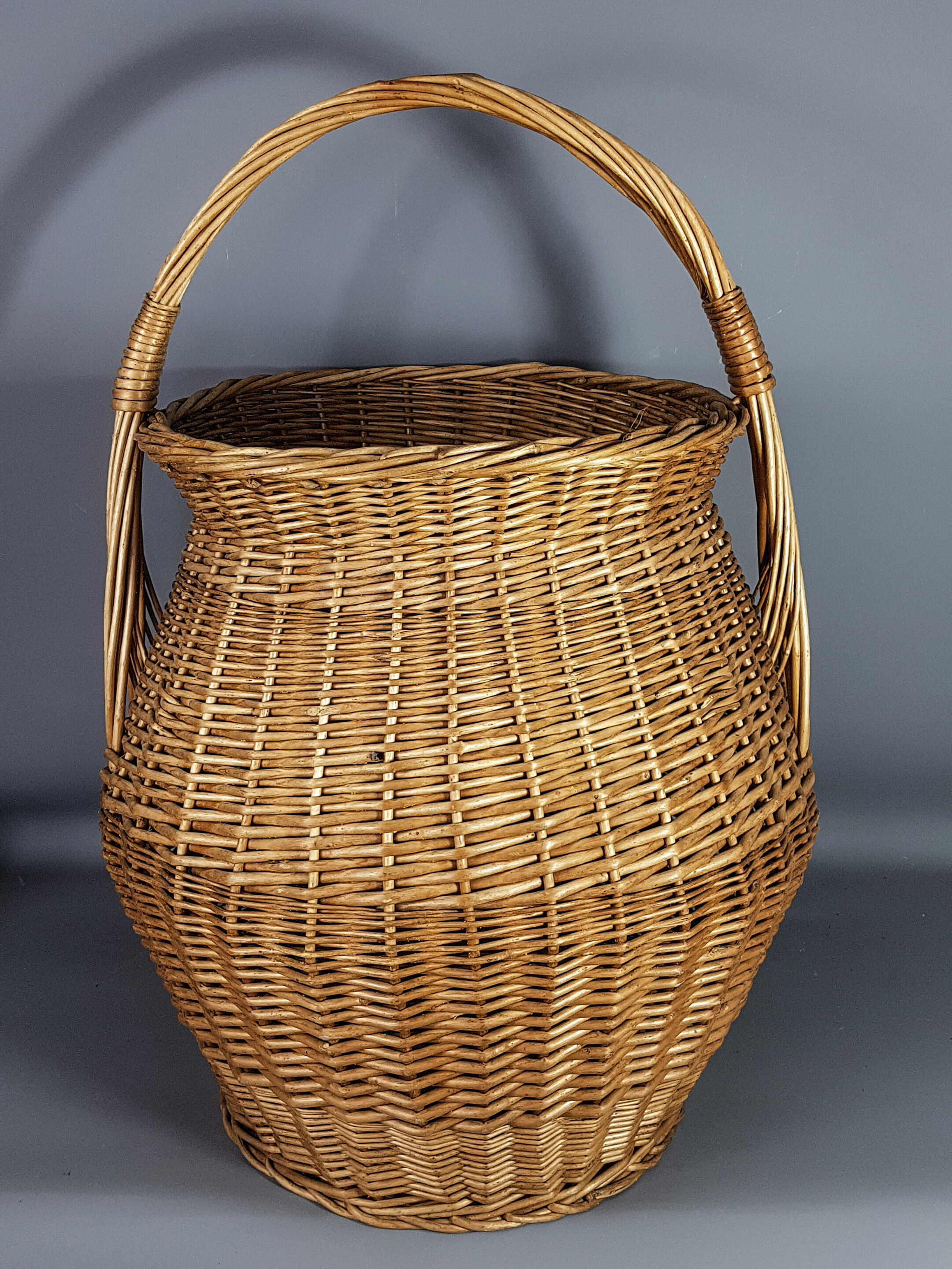 Large basket or basket in vintage rattan 60/70s. Very nice clean state.
