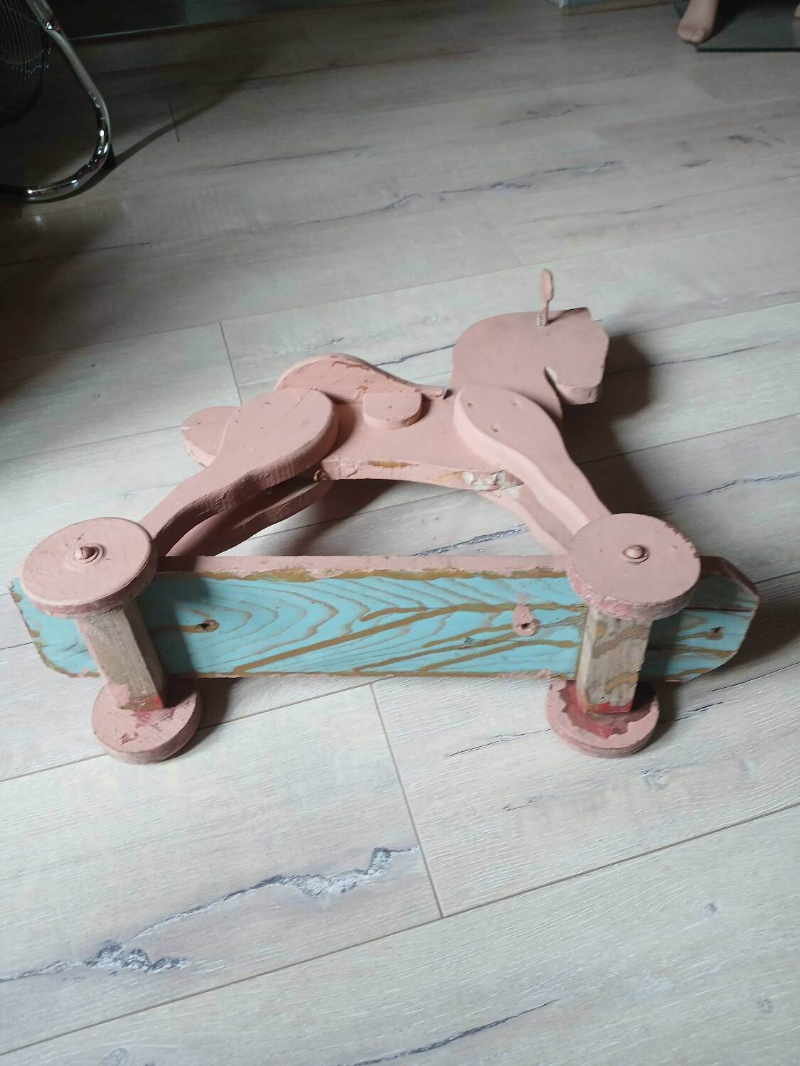 Cheval ancien en bois à roulettes