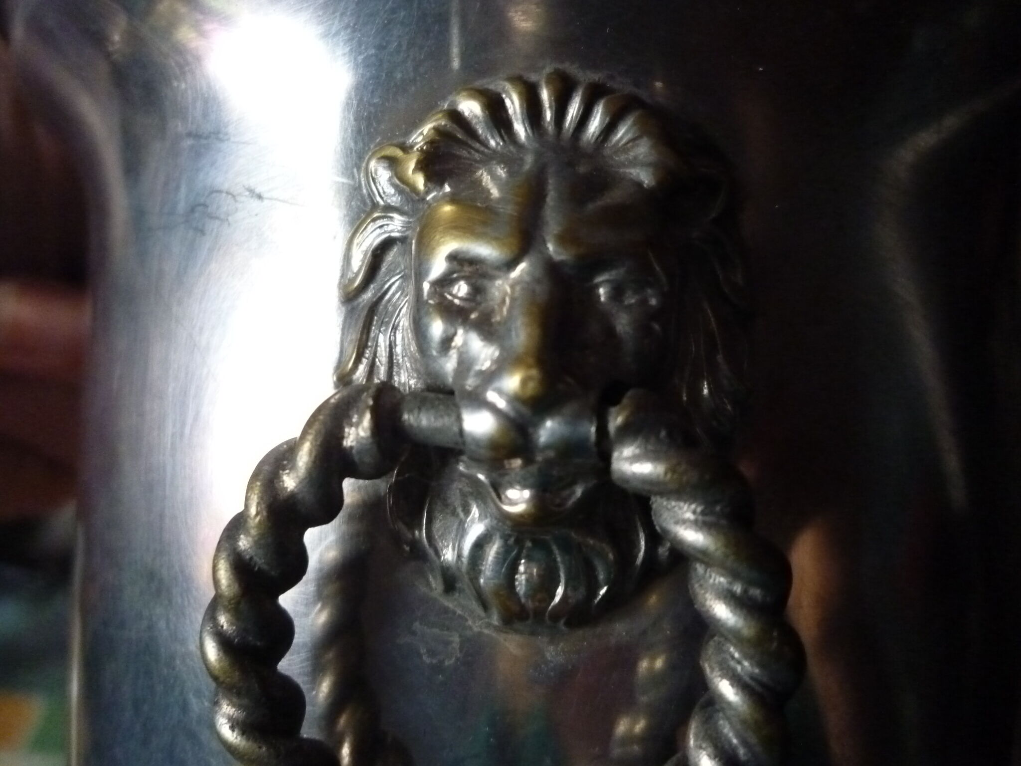 Cache silver metal pot with lion heads