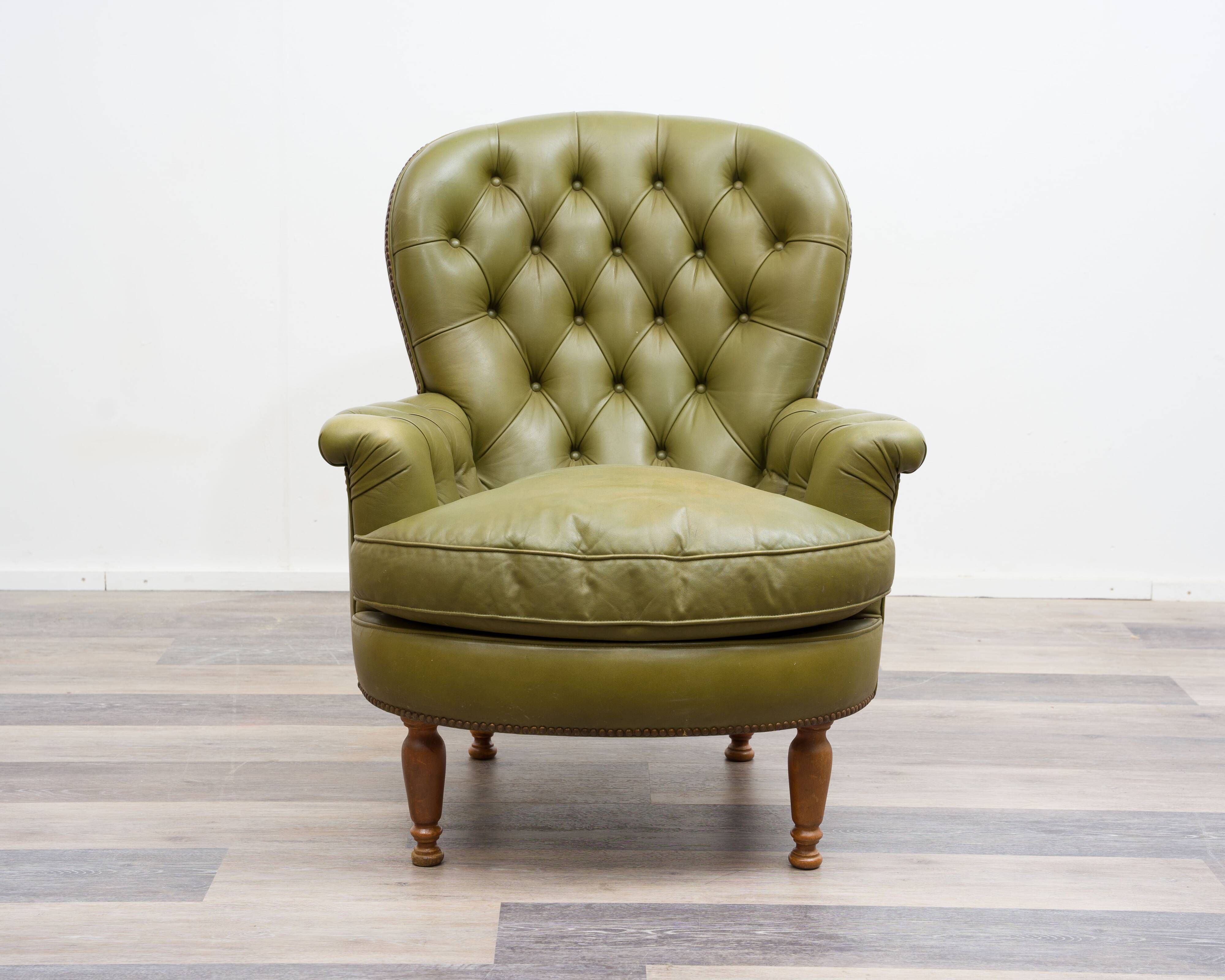 Fauteuil Chesterfield en cuir vert olive
