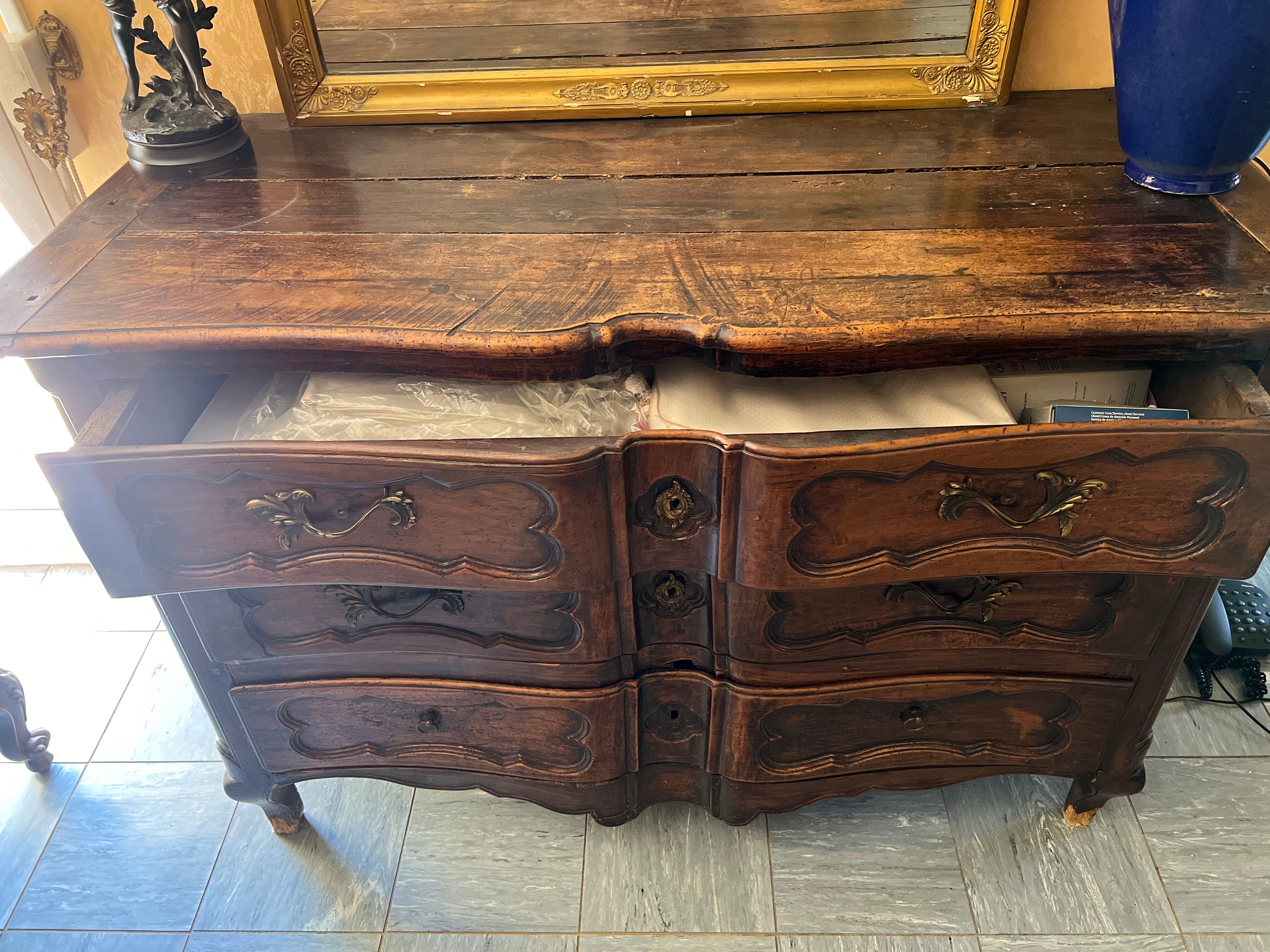Chest of drawers with 3 drawers in Louis XV style.