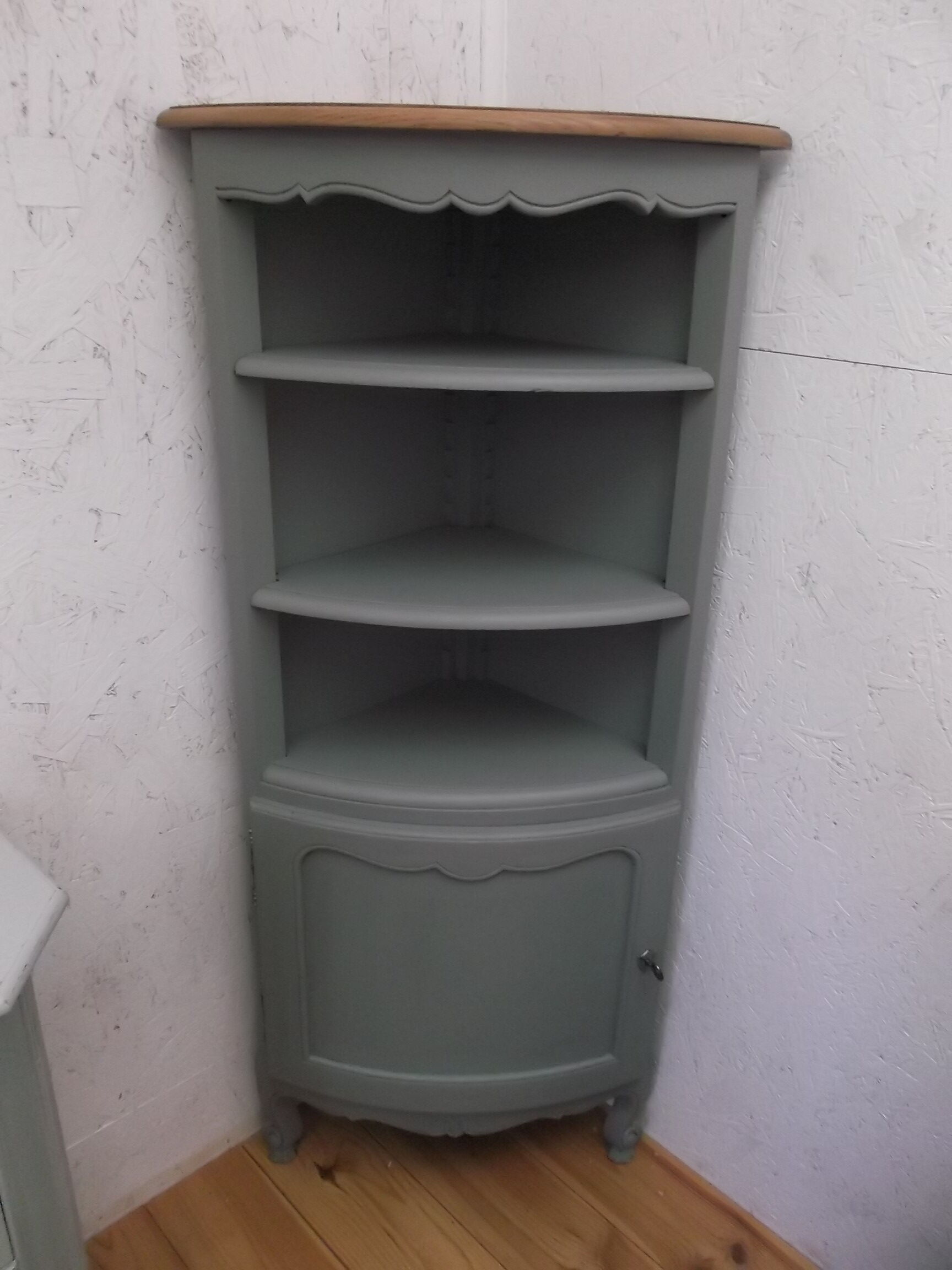 Corner cabinet