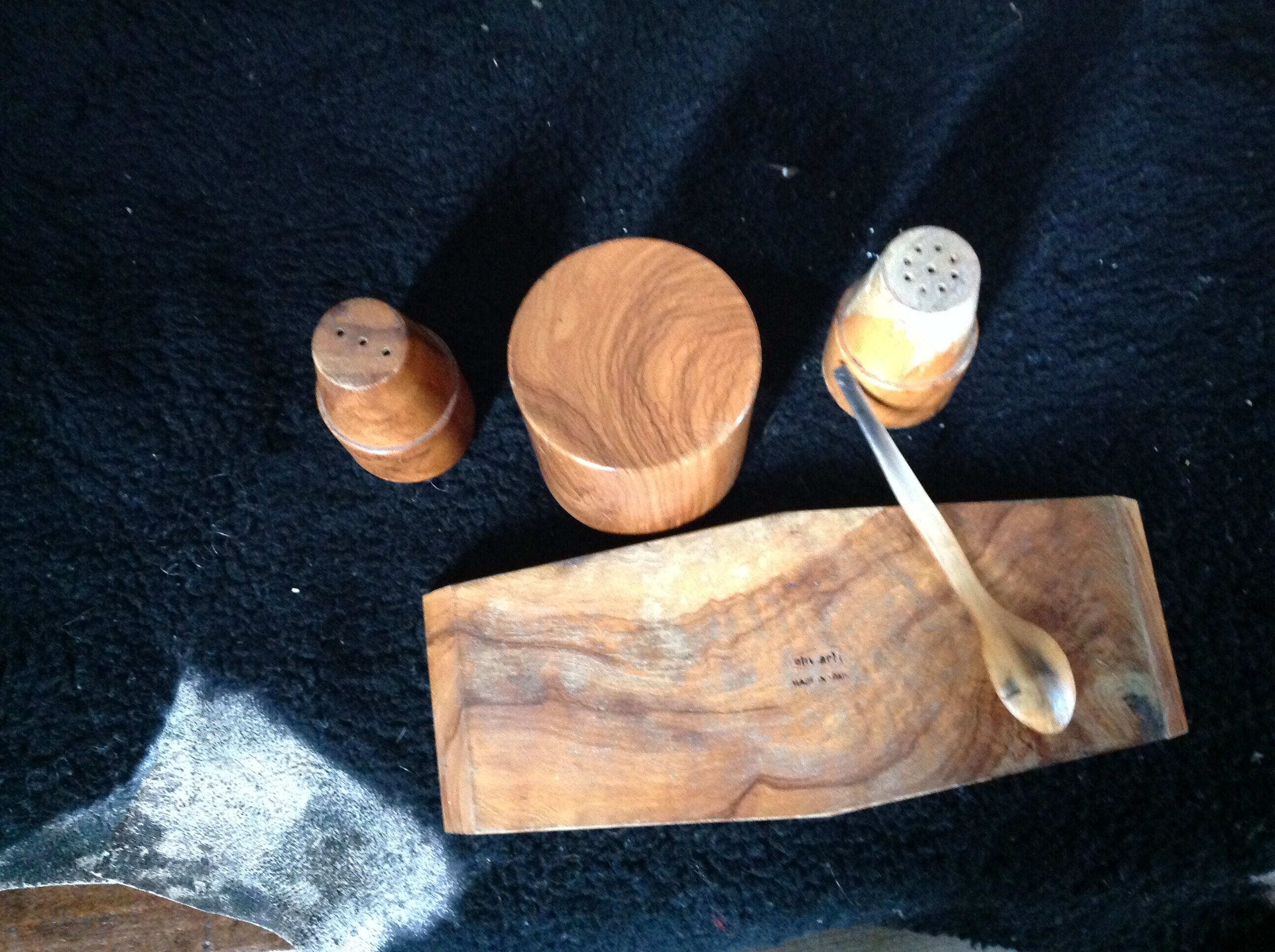 Servant salt pepper wood olivier