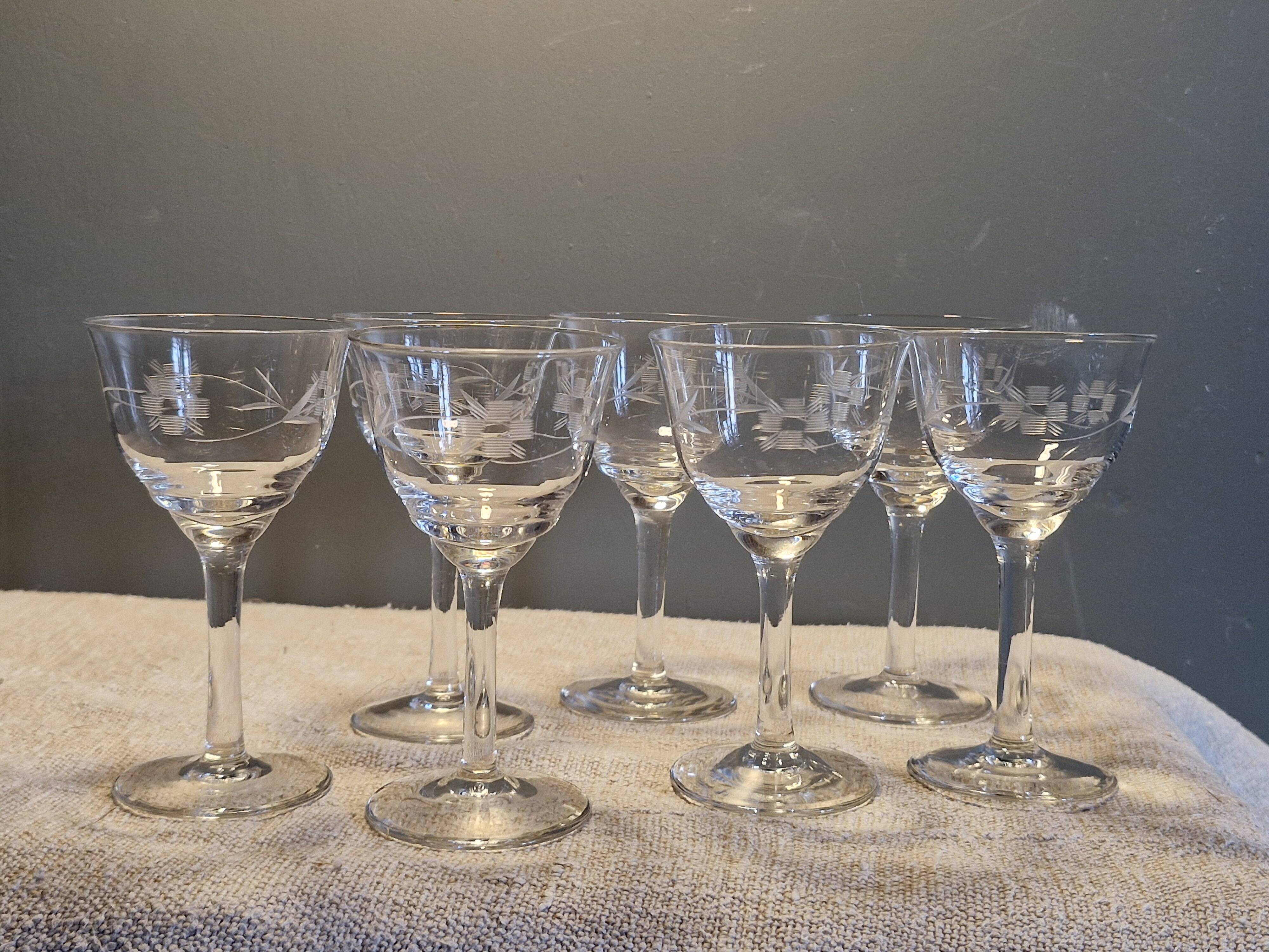 7 antique white wine/port glasses in crystal in excellent condition.