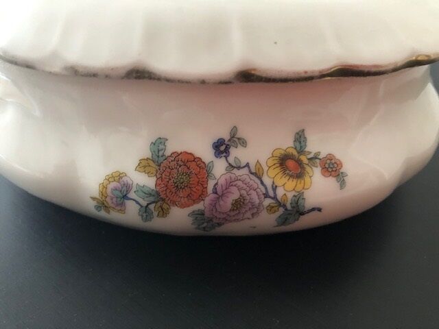 Porcelain candy box with floral motifs, late 19th century
