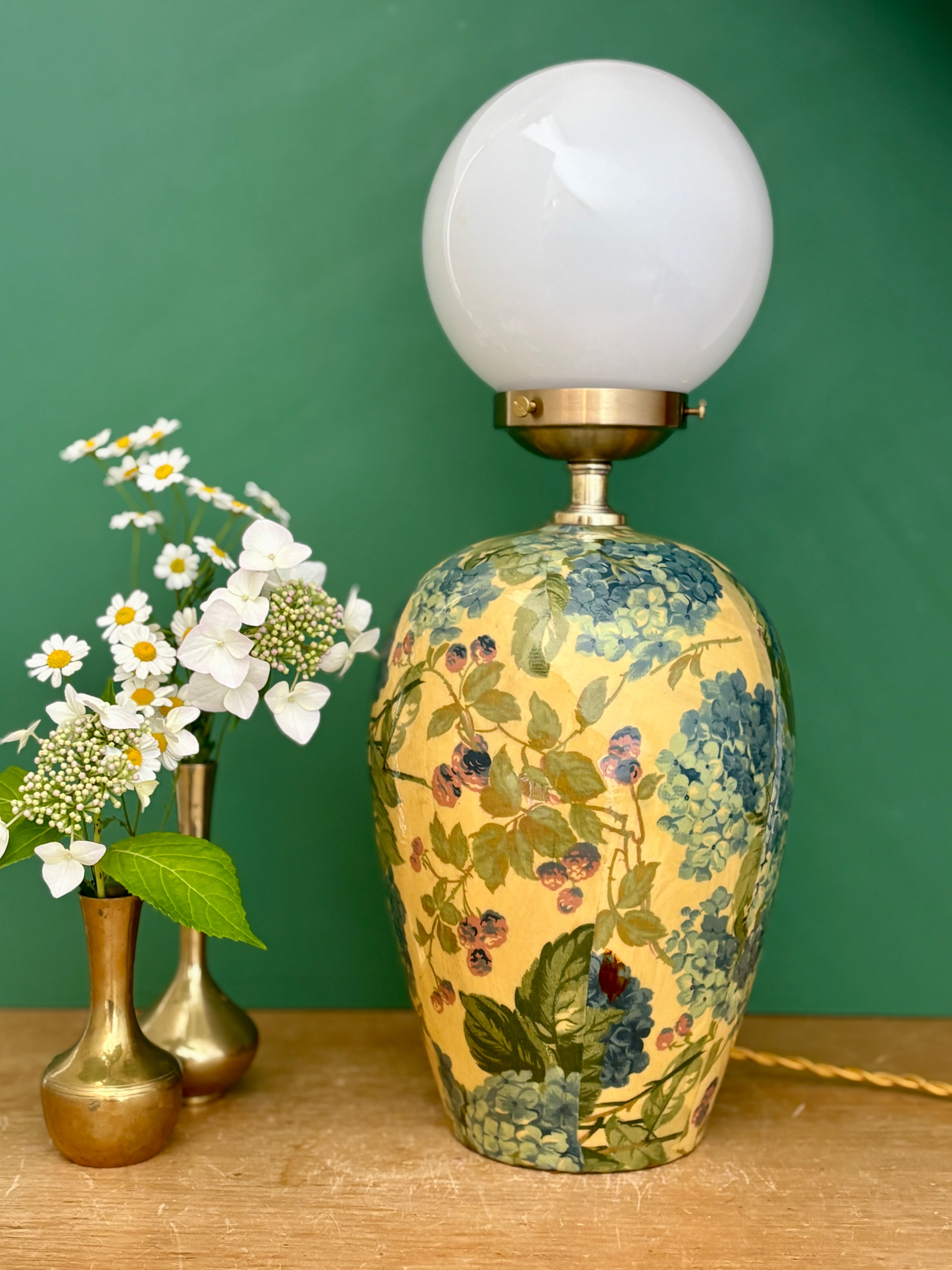 Vintage table lamp with floral decorations and white opaline.