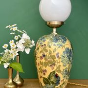 Lampe à poser  vintage décors de fleurs et opaline blanche
