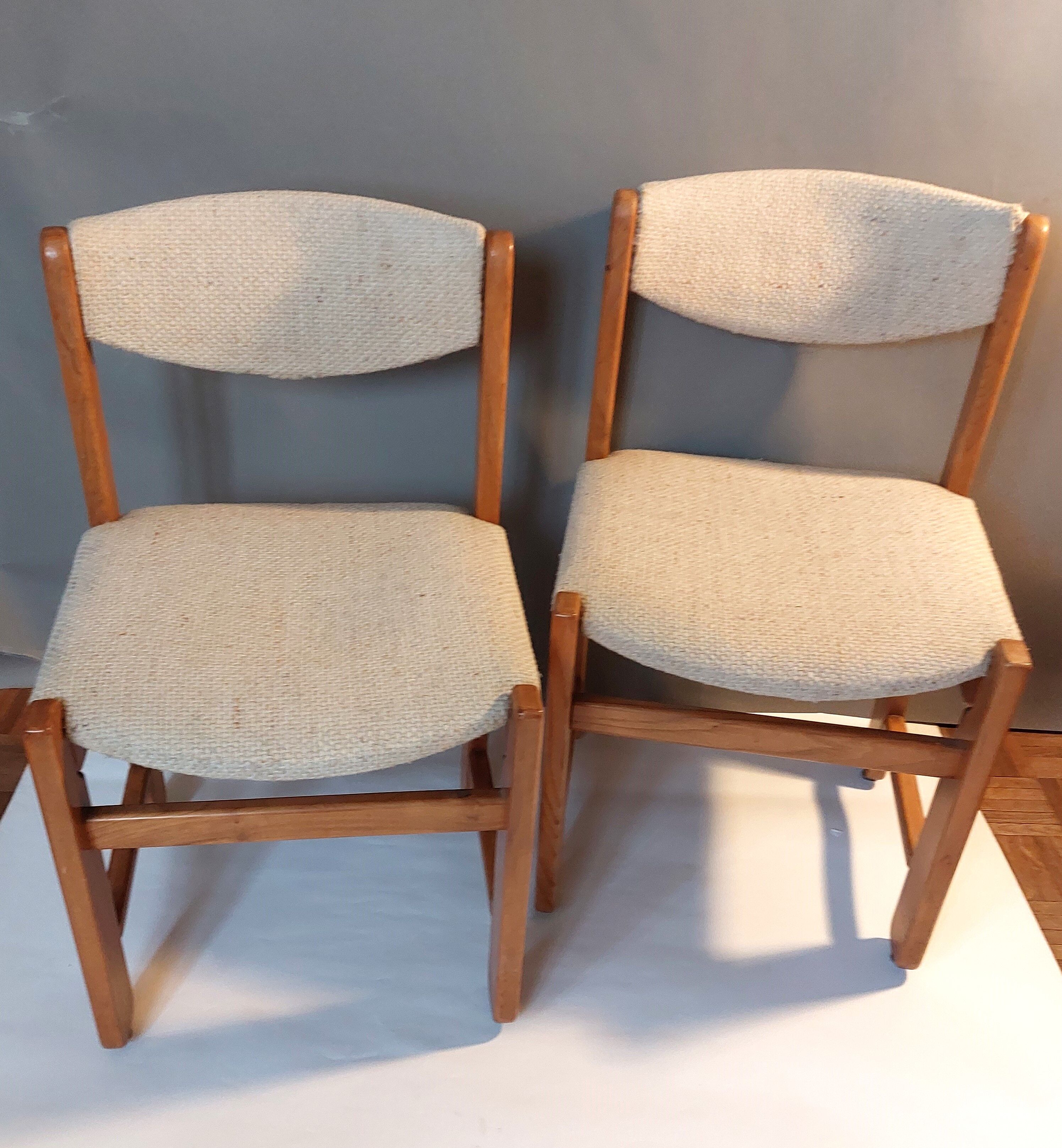 Pair of modernist chairs in solid elm 1970