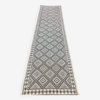 Handmade gray and white mergoum hallway rug in natural wool