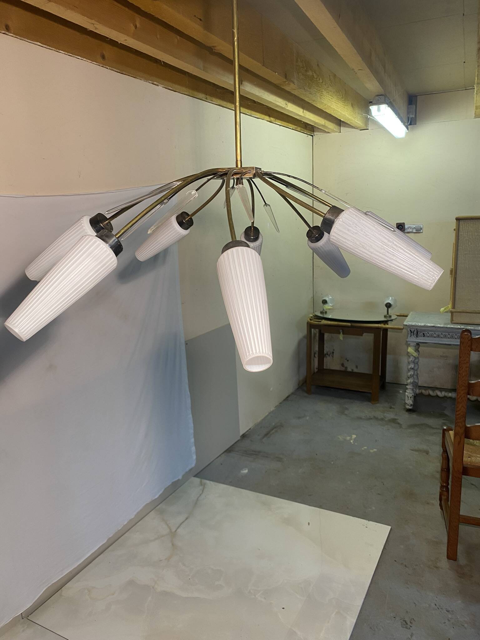 Vintage 8-light chandelier in brass and ribbed opaline glass