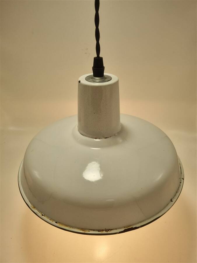 White enamelled sheet metal suspension