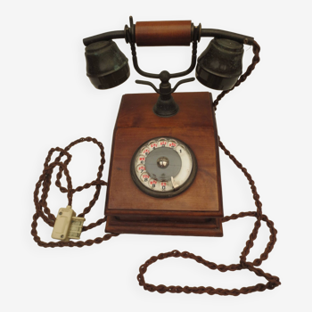 Ancien téléphone avec socle en bois, bien conservé
