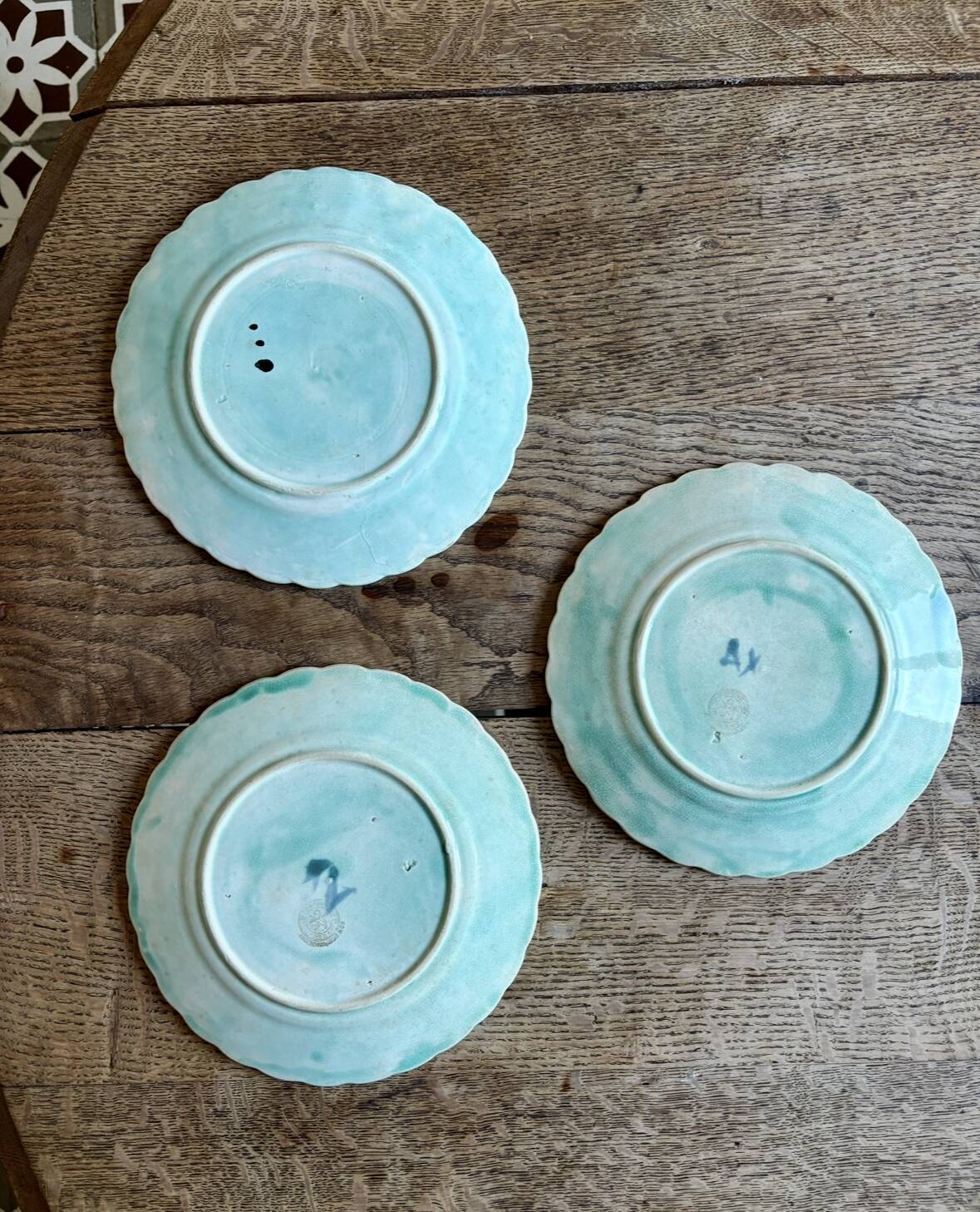 Set of 3 antique plates in majolica with bird designs.