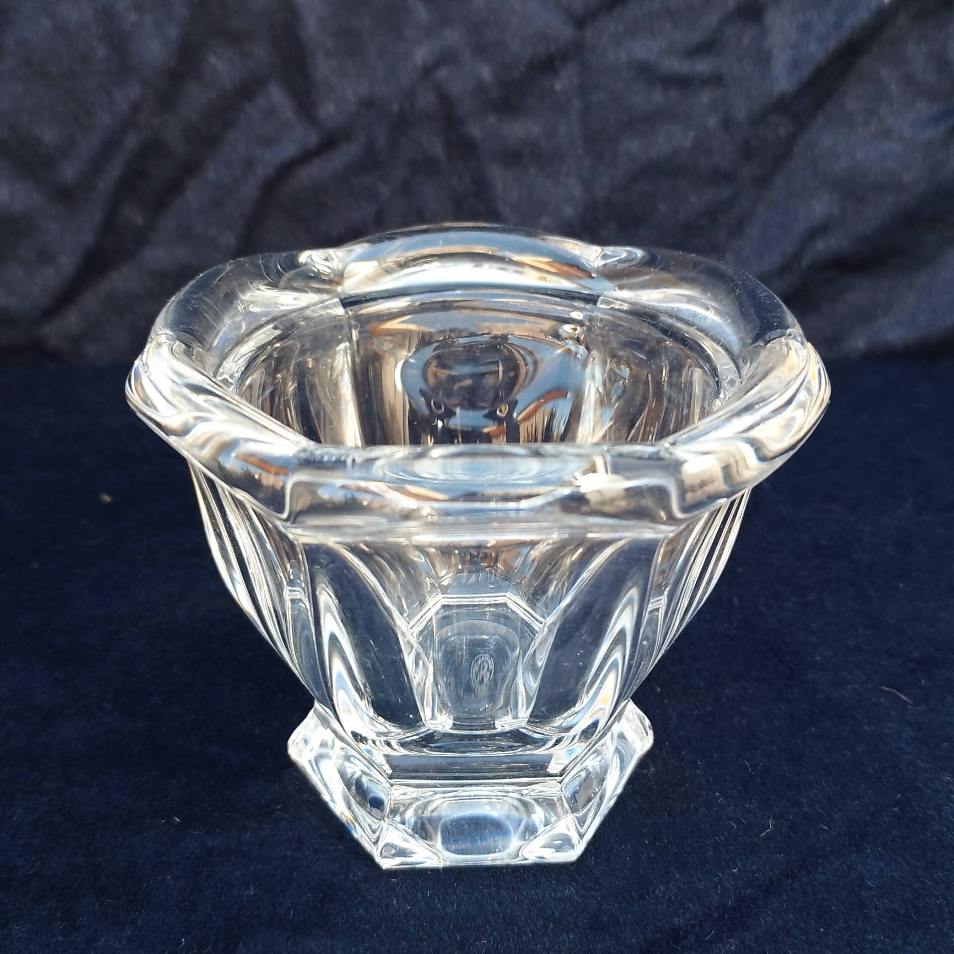 Tulip-shaped Baccarat crystal pot signed