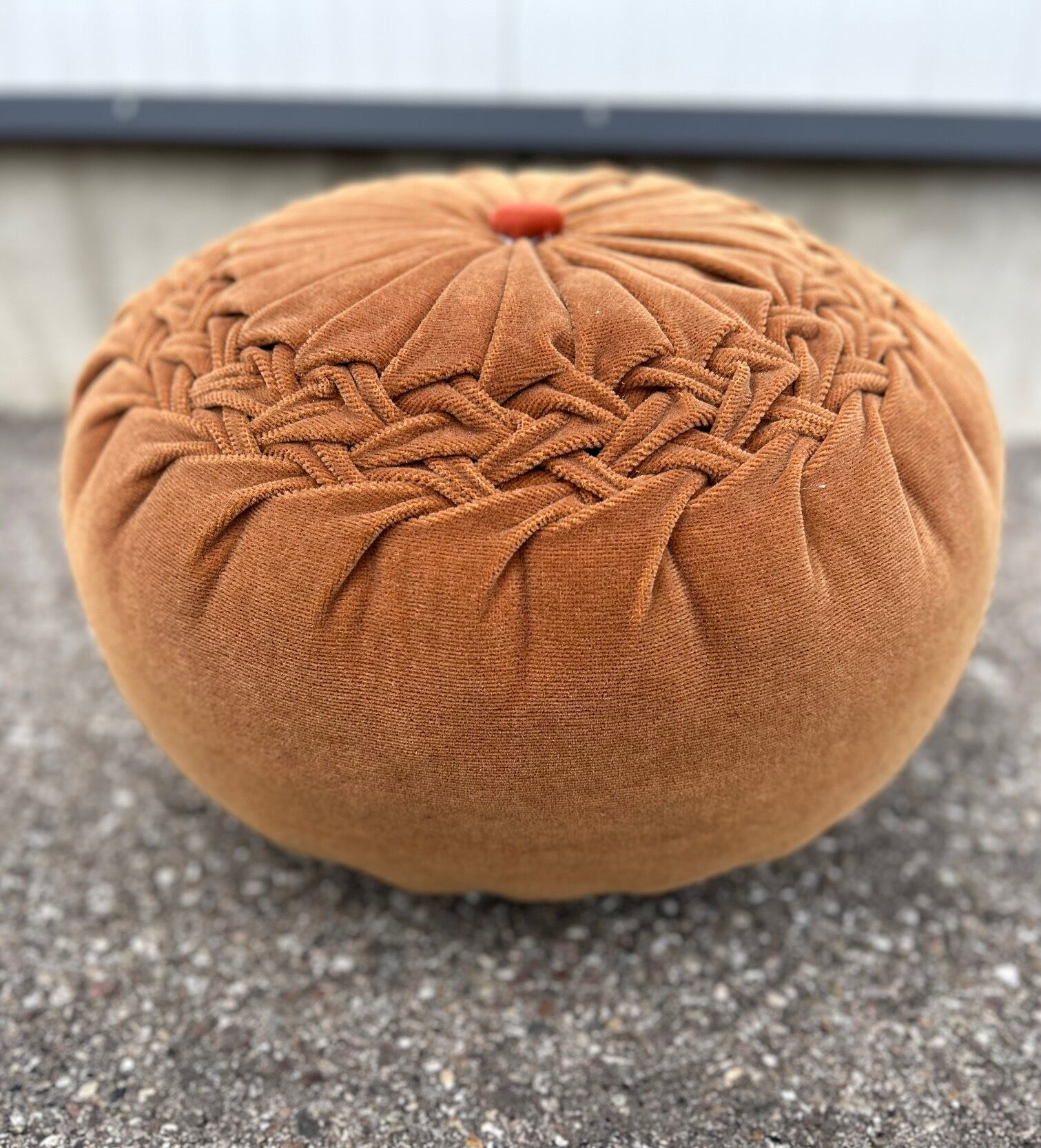Coussin pouf en velours 1960