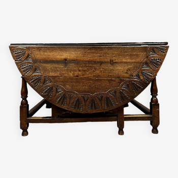 Gateleg table in carved solid walnut, 17th century circa 1650