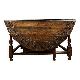 Gateleg table in carved solid walnut, 17th century circa 1650