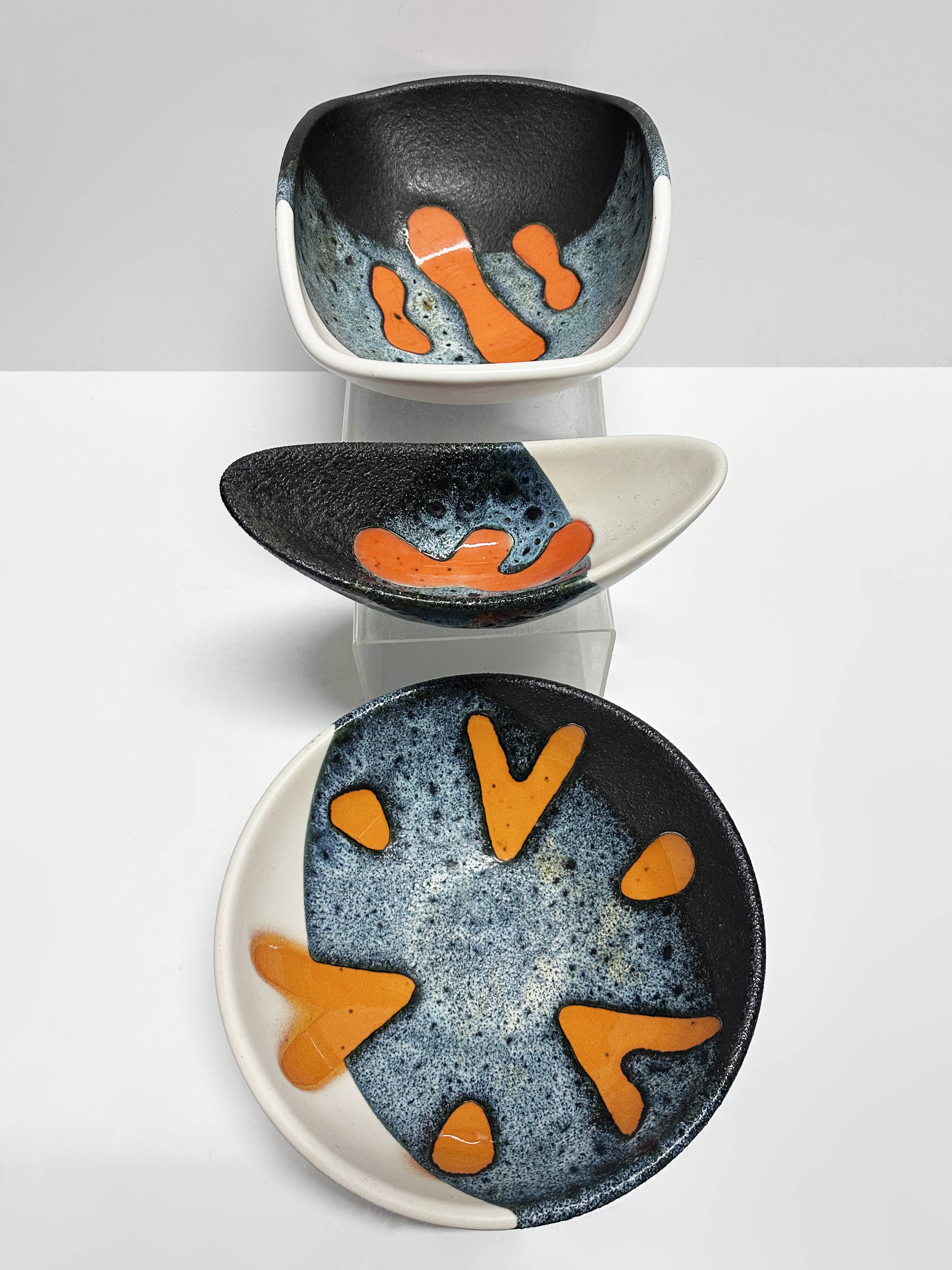 Rare set of three Elchinger Atelier ceramic bowls. France, 1950.