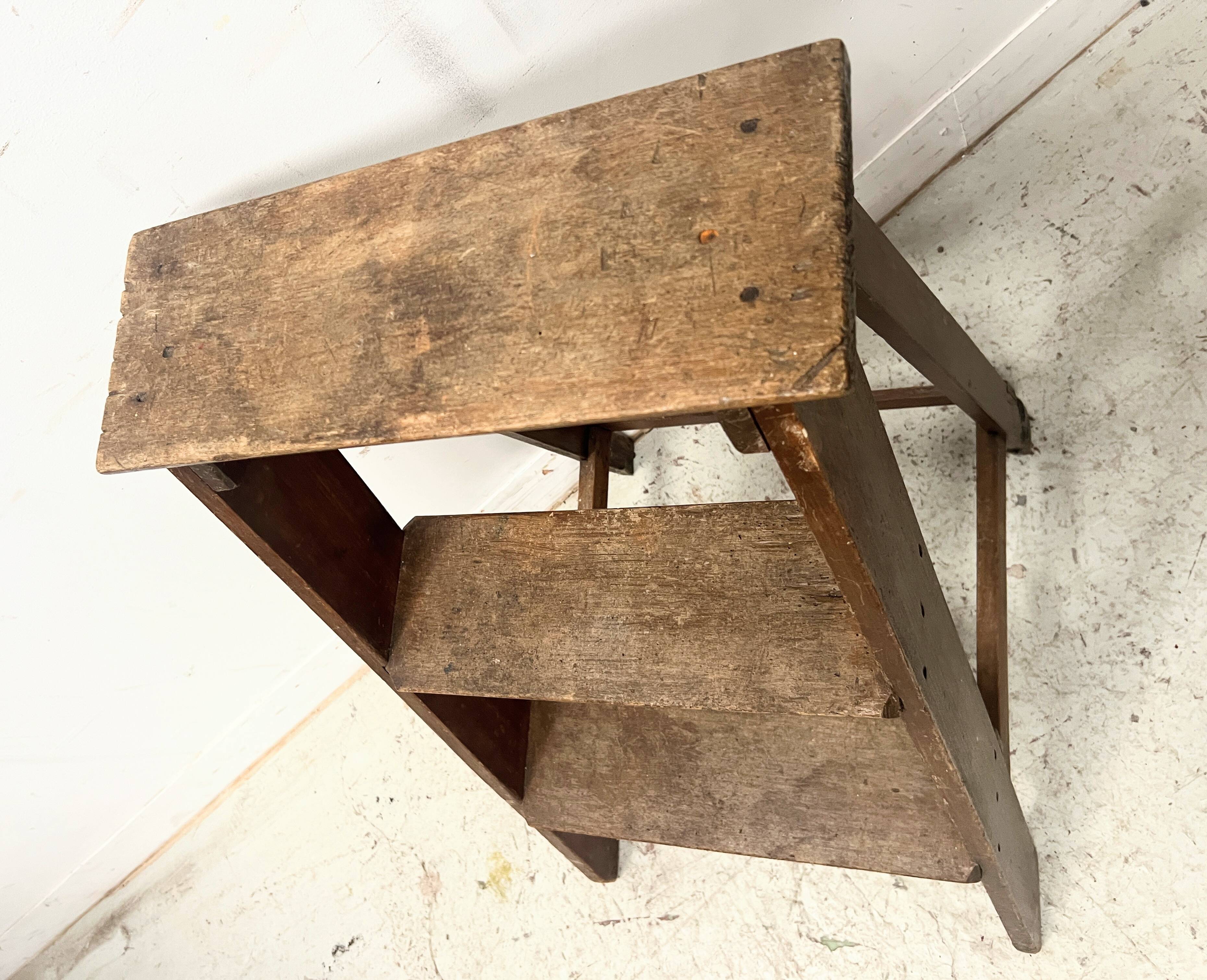 Library step stool with three steps in patinated beech, 20th century.
