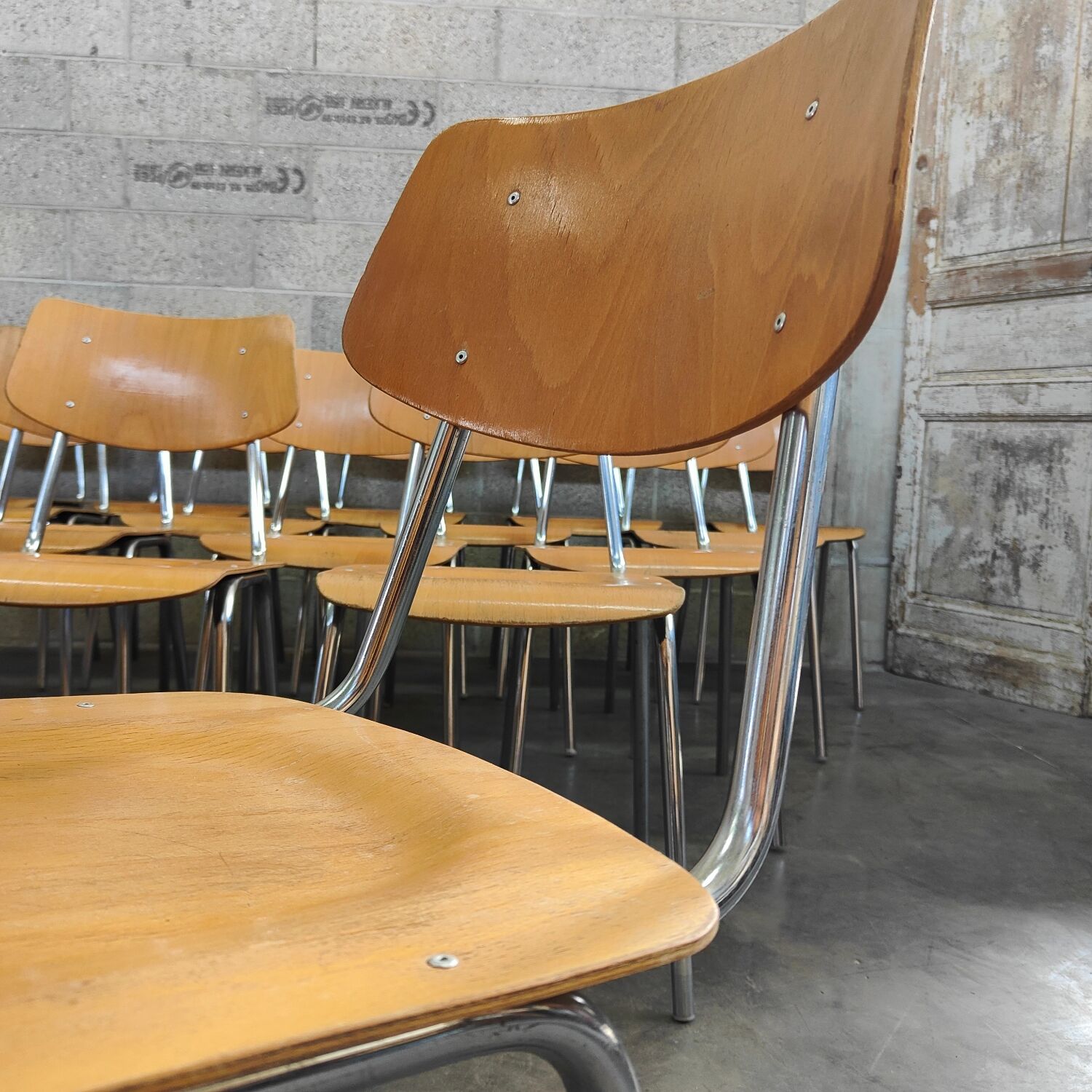 Lot de 22 chaises d'école tchèque " Kovonax" chrome et bois 1950