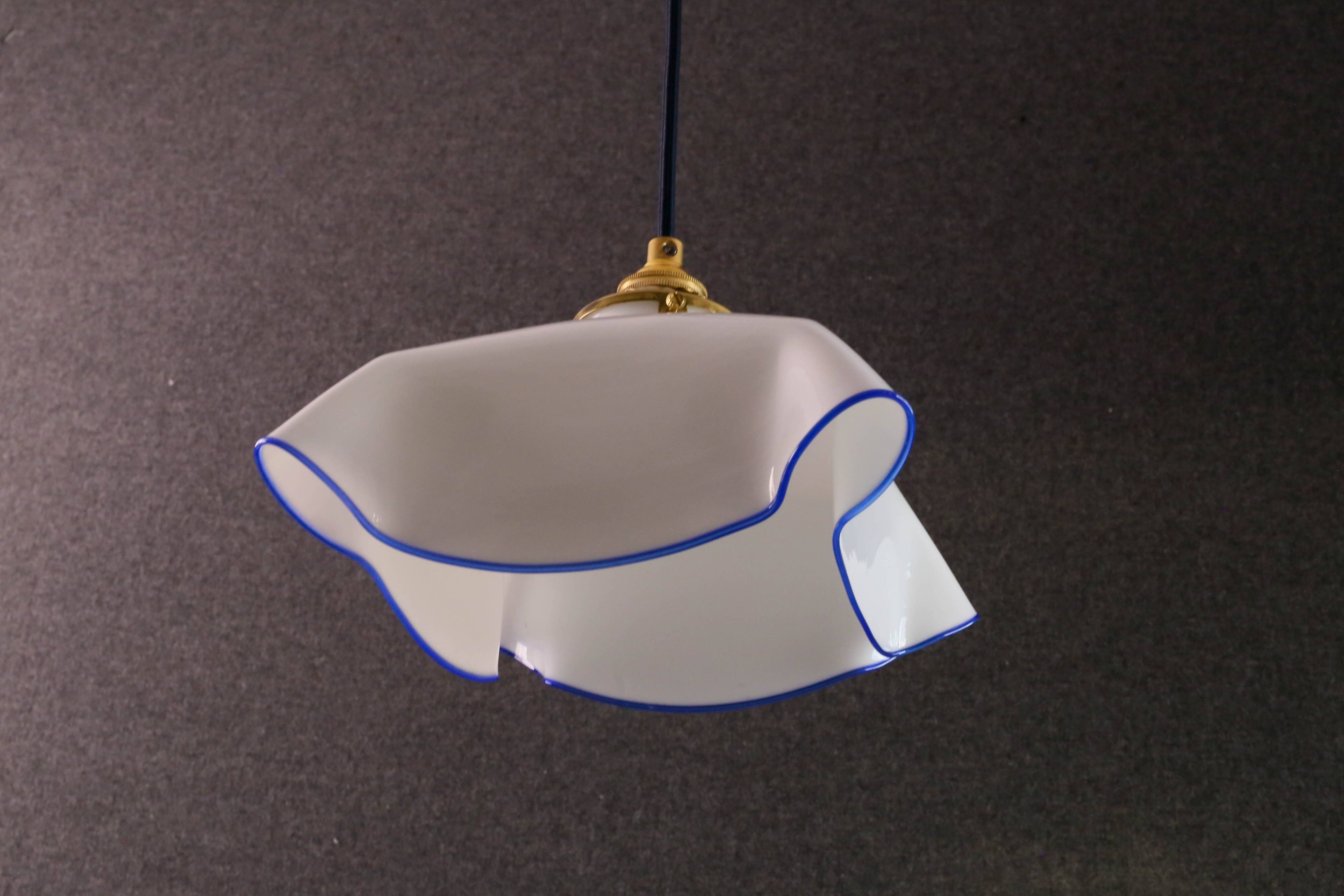 Suspension ancienne en opaline blanche avec filet translucide bleu, suspension française  circa 1950