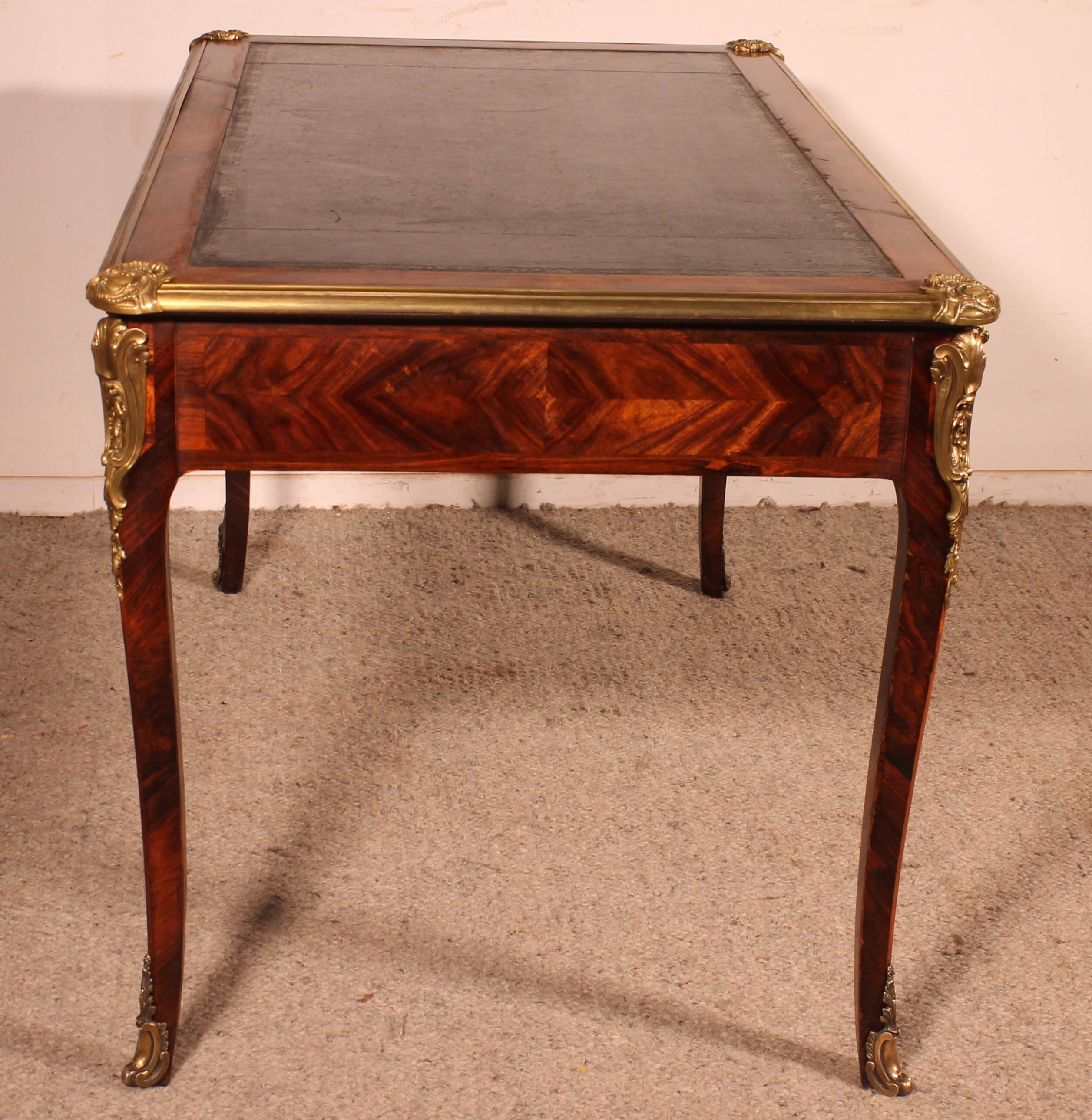 Bureau de style Louis XV en marqueterie - 19° siècle