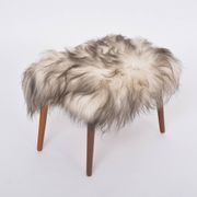 Tabouret danois de style mid-century modern réupholsté en peau de mouton blanche et noire.