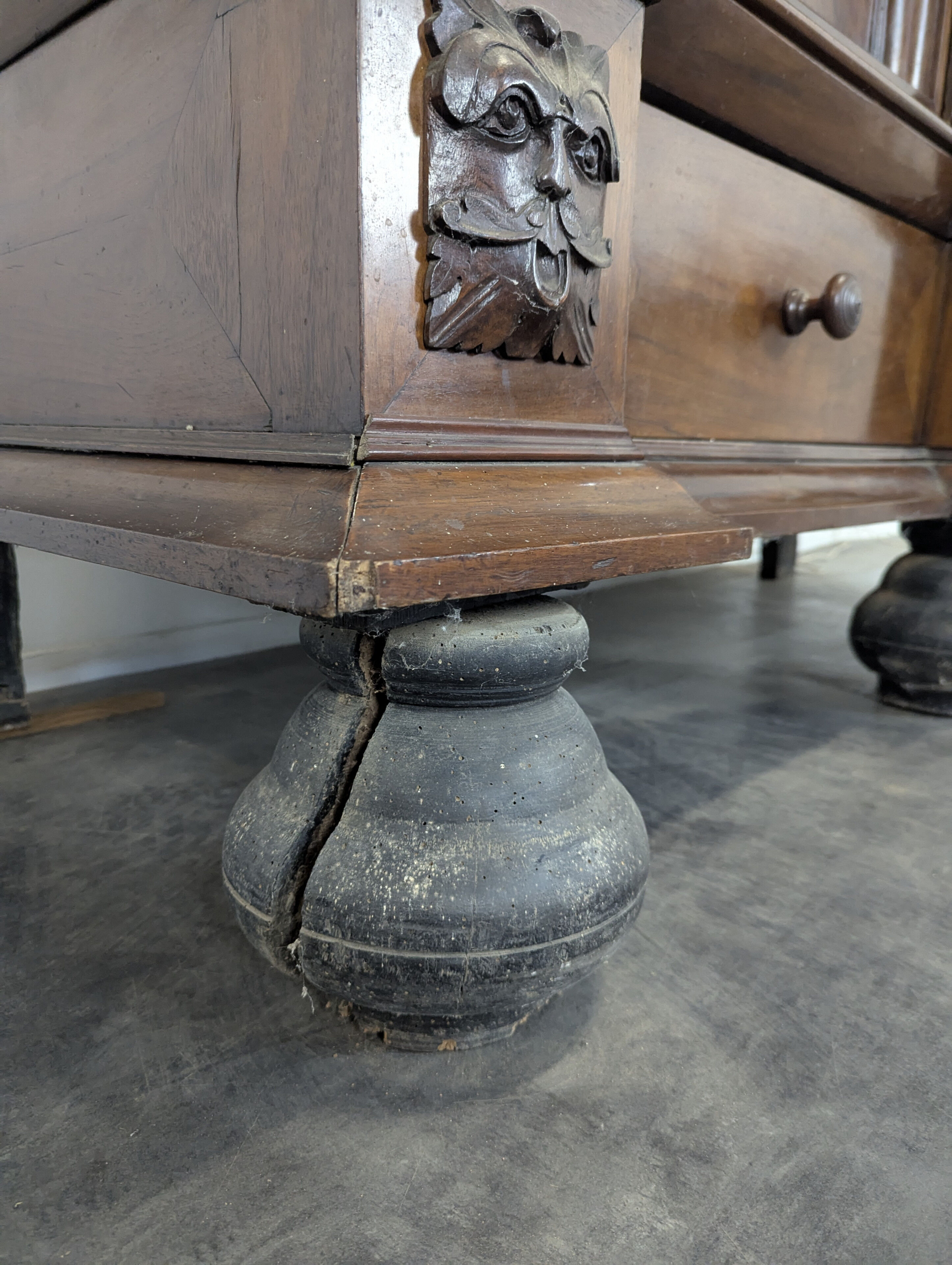 Kussenkast rosewood wardrobe from the late 17th century